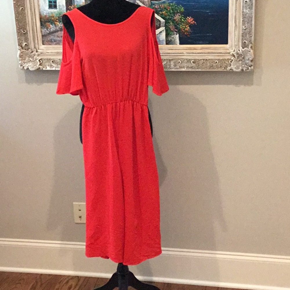 Cute Capri Jumpsuit W/ Cold Shoulder Sleeves